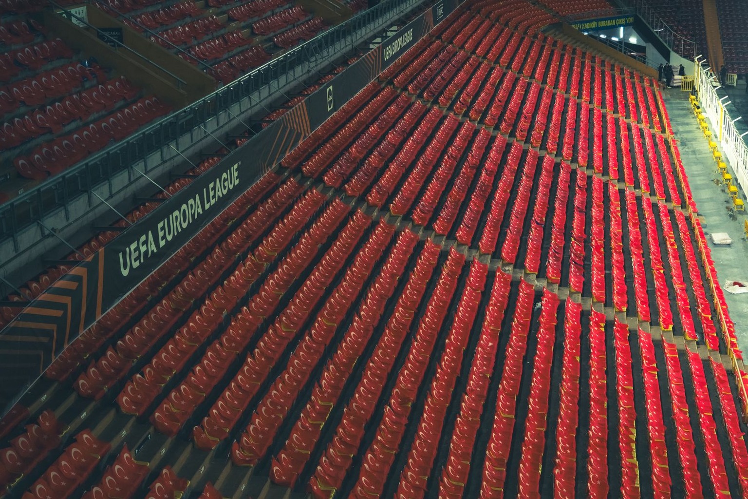 Top 10 Football Stadiums Worldwide That Every Fan Should Visit — Manage Expectations for Weather and Conditions Top 10 Football Stadiums Worldwide That Every Fan Should Visit — Manage Expectations for Weather and Conditions