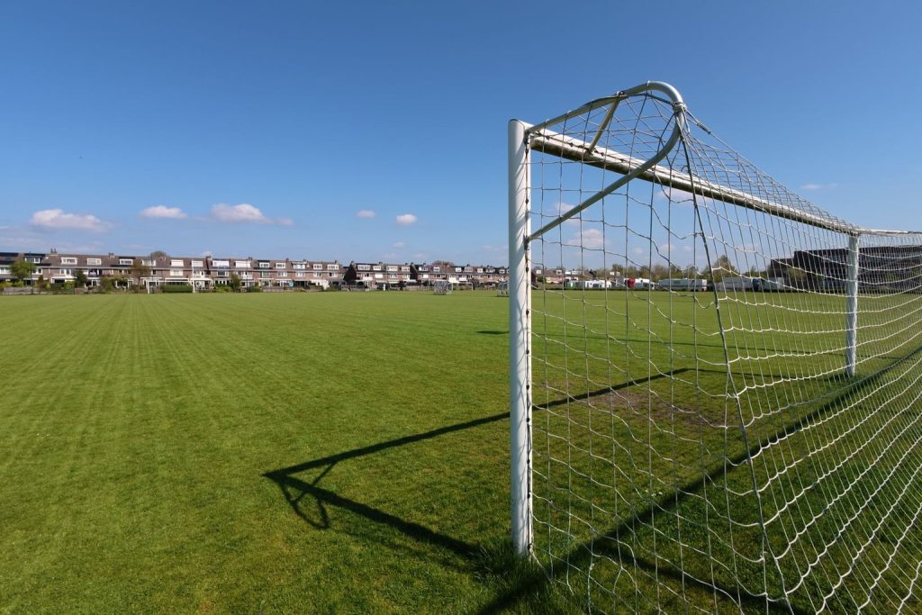 Unlock Central Access: How Midfielders Dominate the Game