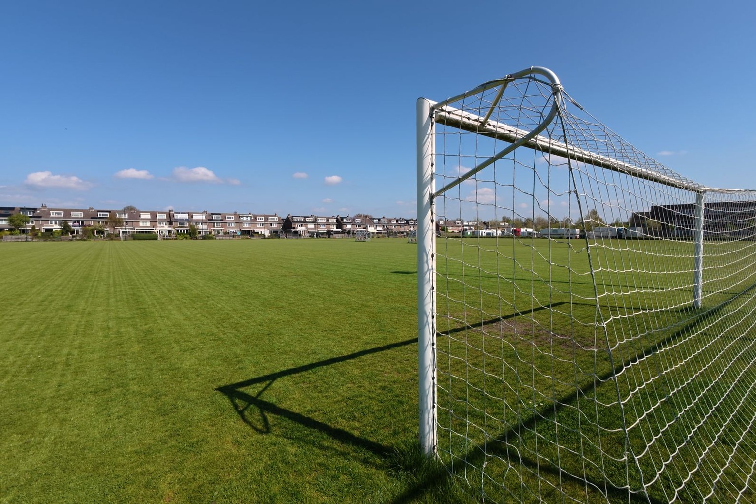 Unlock Central Access: How Midfielders Dominate the Game